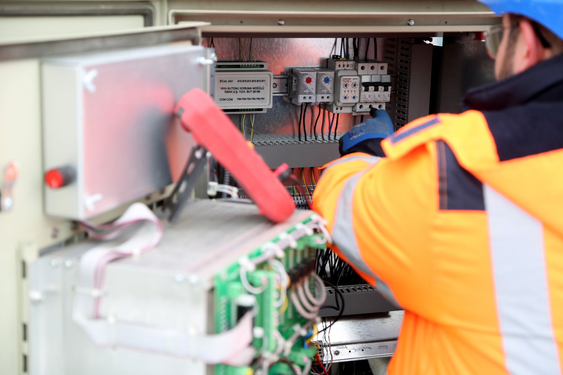 Fachmann prüft elektrische Anlage