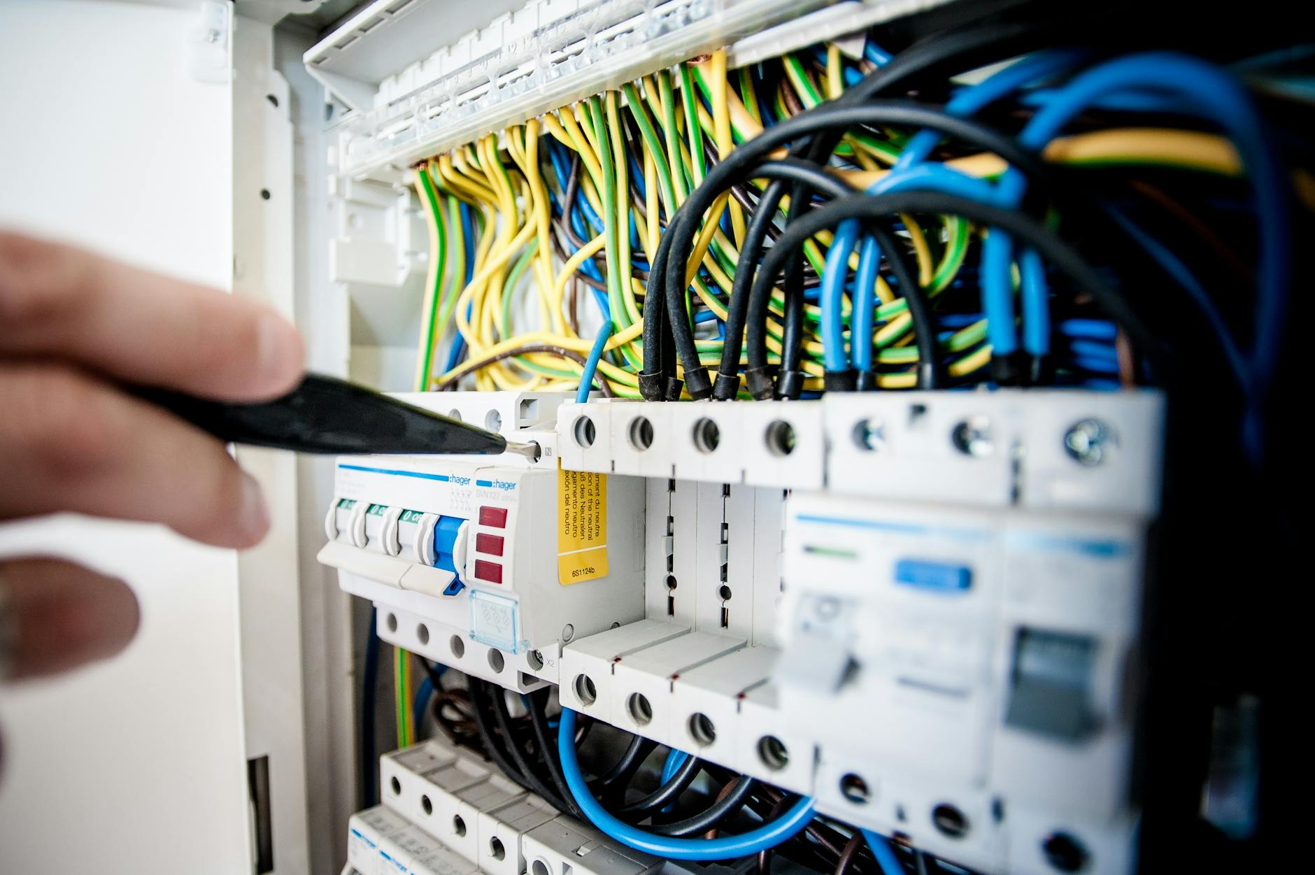 Elektriker bei der Arbeit an einer Schaltanlage