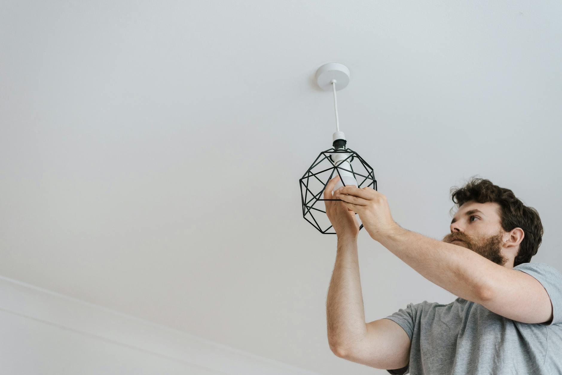 Elektriker Thorsten Schönfeld bei der Arbeit in Hamburg