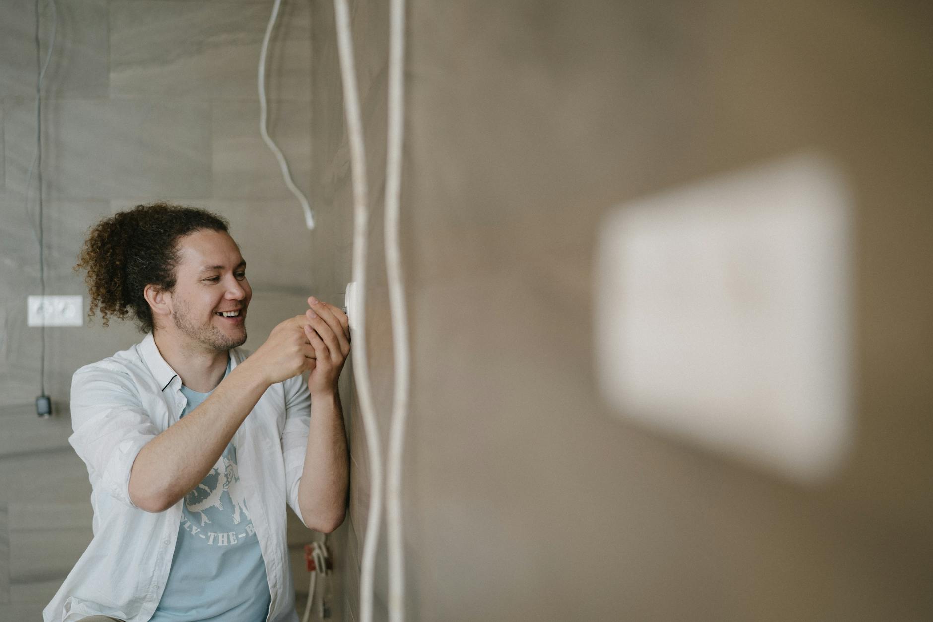 Elektriker bei der Arbeit – Schönfeld GmbH Hamburg